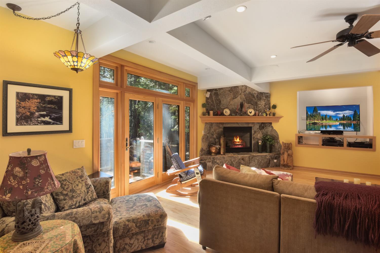Detail Gallery Image 14 of 42 For 1724 Mohican Dr, South Lake Tahoe,  CA 96150 - 3 Beds | 2/1 Baths