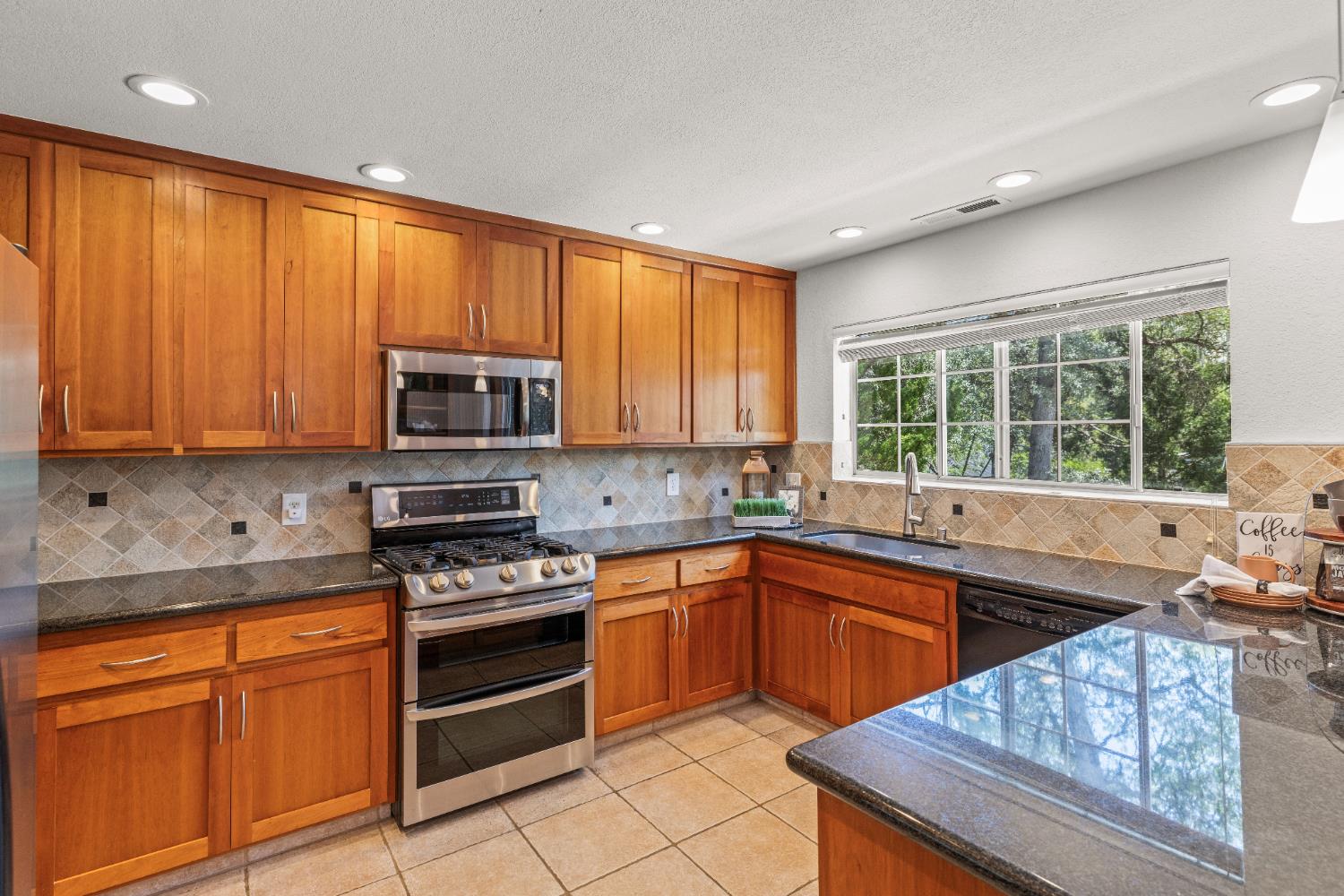Detail Gallery Image 4 of 81 For 12431 Torrey Pines Dr, Auburn,  CA 95602 - 4 Beds | 3 Baths