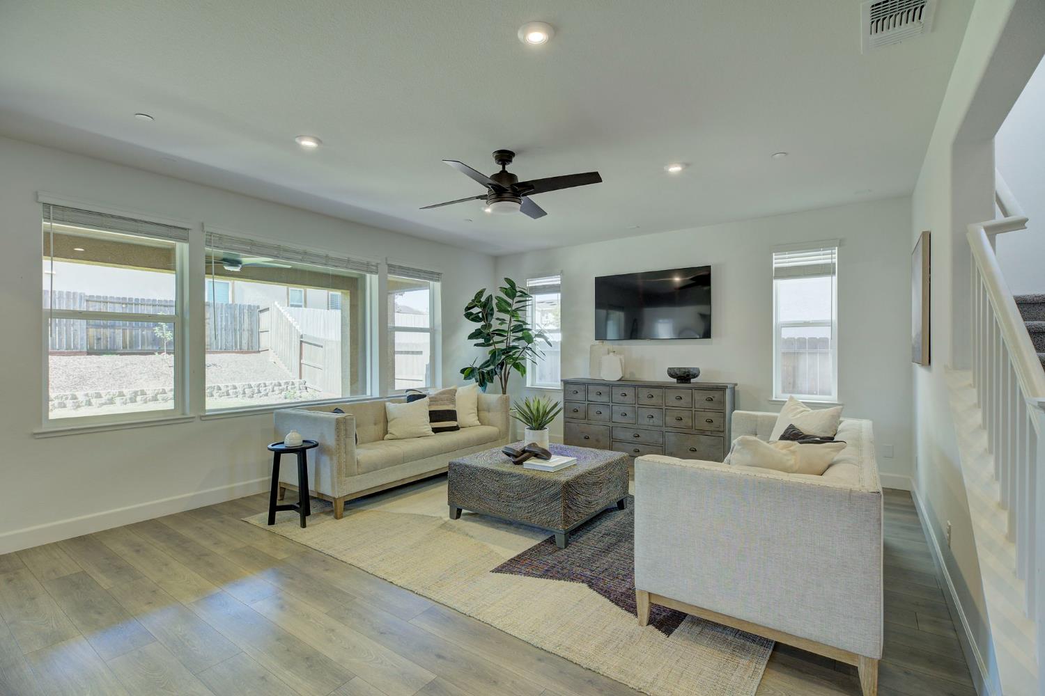 Detail Gallery Image 5 of 50 For 1216 Fence Post Way, Roseville,  CA 95747 - 4 Beds | 4 Baths