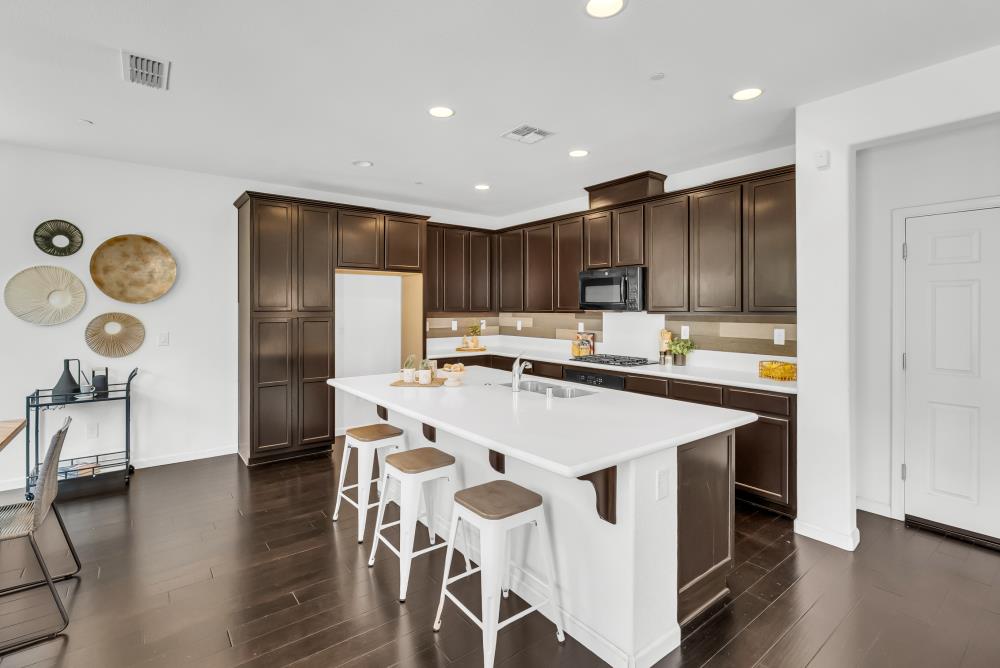 Detail Gallery Image 12 of 56 For 8373 Bronx Way, Sacramento,  CA 95829 - 3 Beds | 2/1 Baths