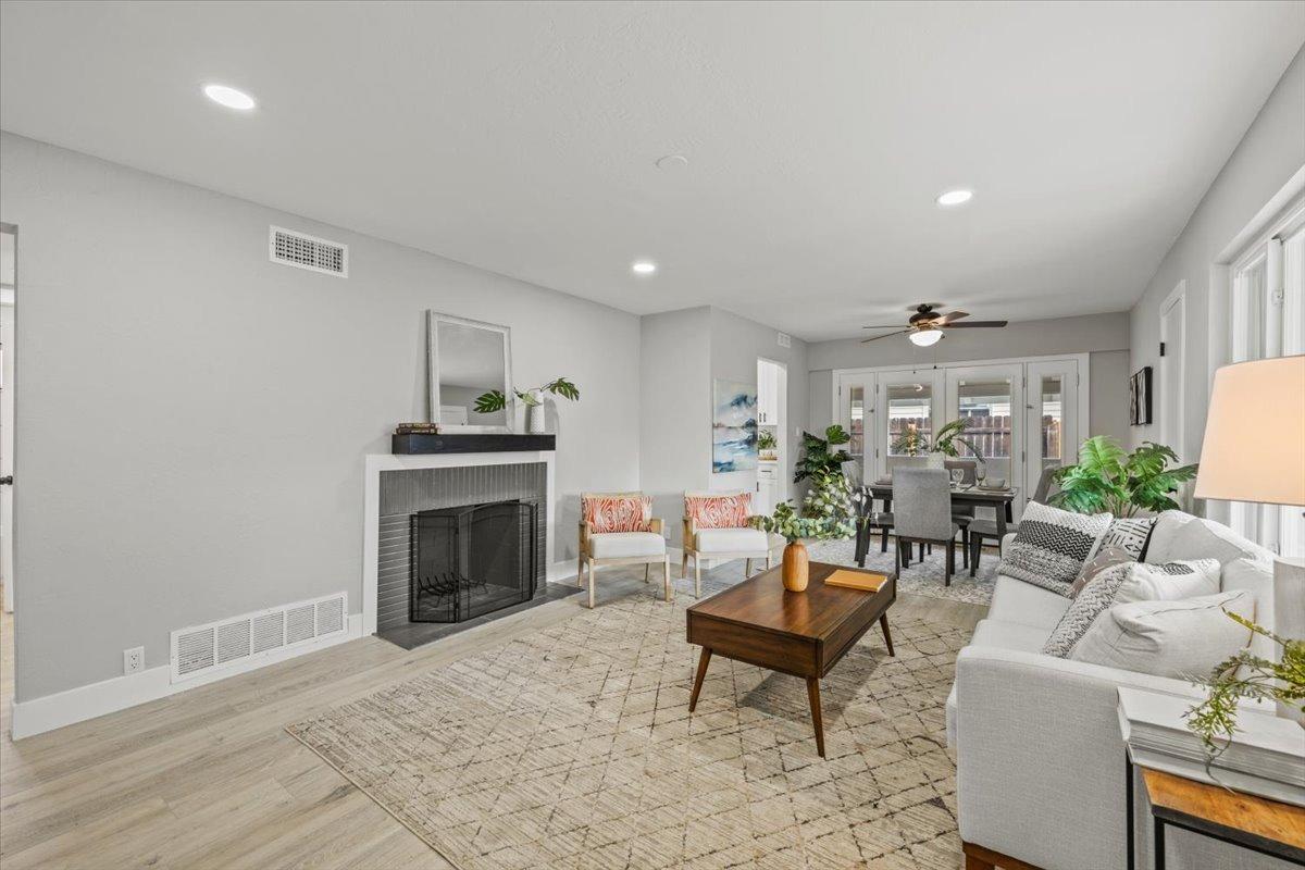 Detail Gallery Image 3 of 27 For 7538 Circle Pkwy, Sacramento,  CA 95823 - 3 Beds | 2 Baths