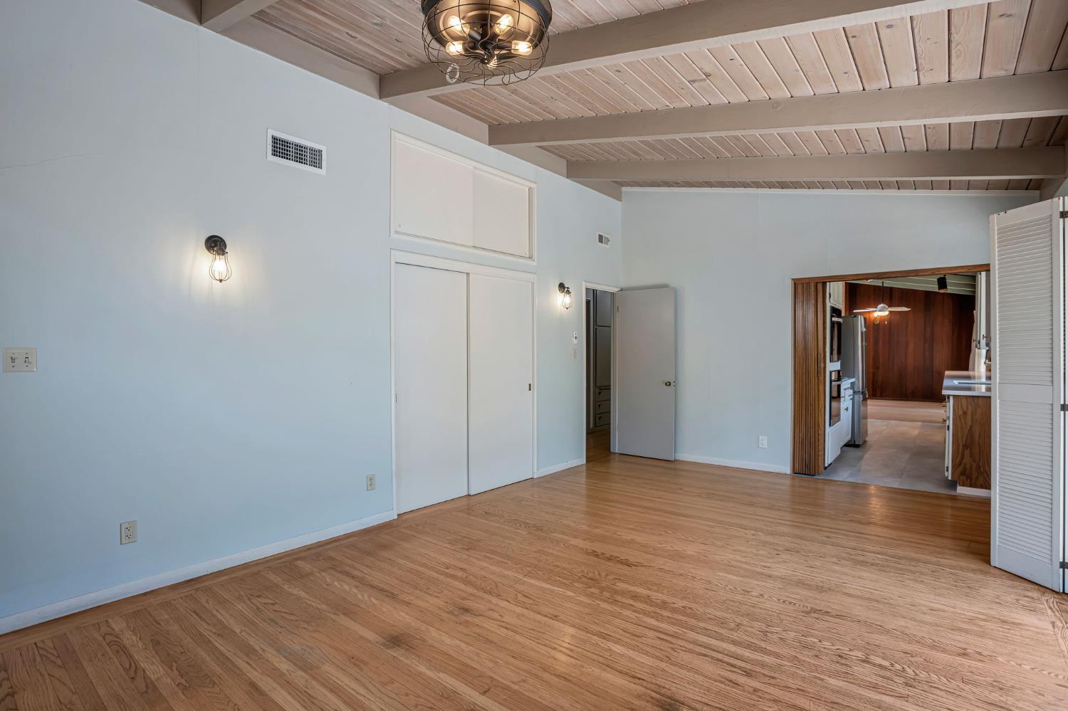 Detail Gallery Image 5 of 28 For 916 B St, Davis,  CA 95616 - 3 Beds | 3 Baths