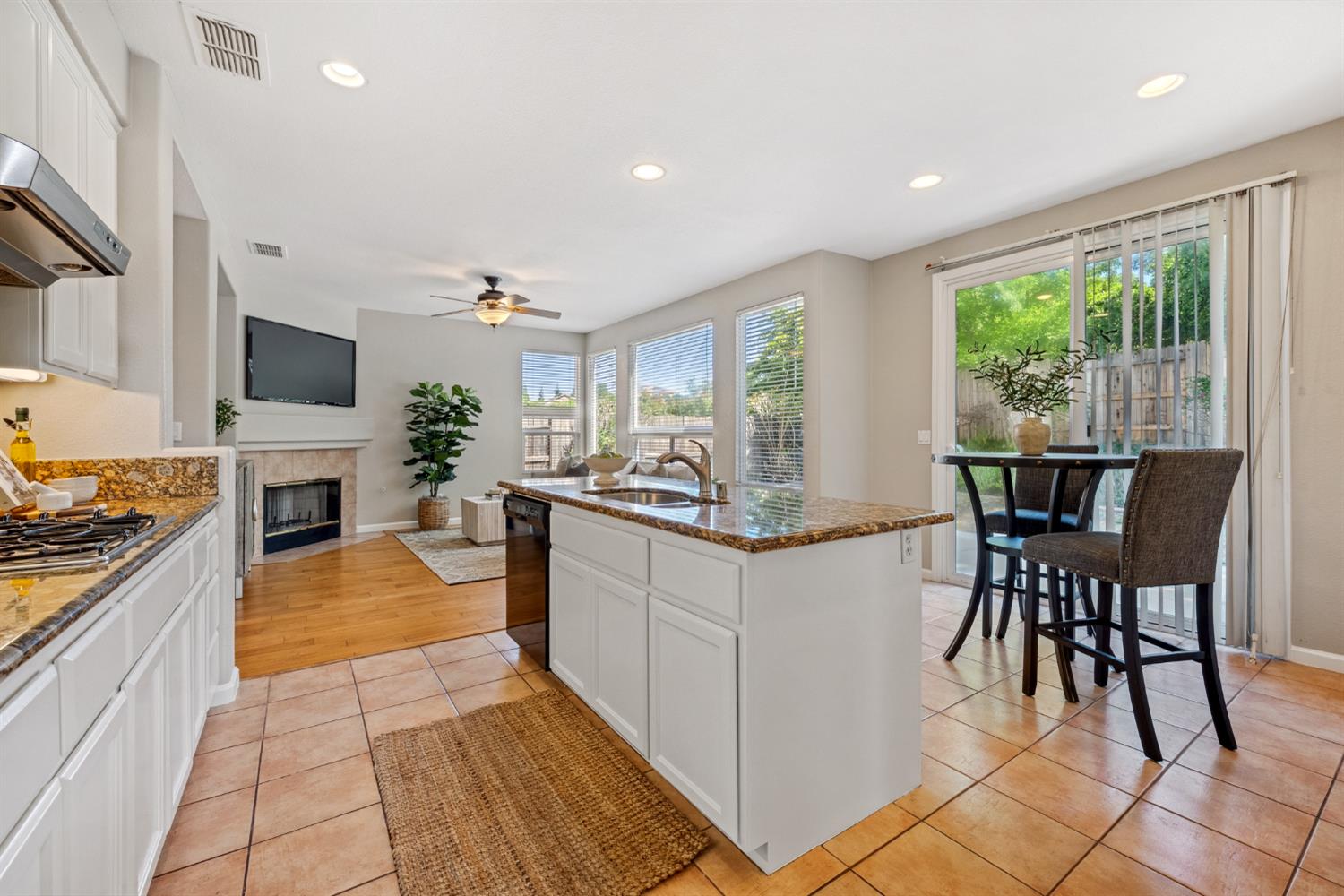 Detail Gallery Image 12 of 48 For 3234 Europa St, Roseville,  CA 95661 - 5 Beds | 3 Baths