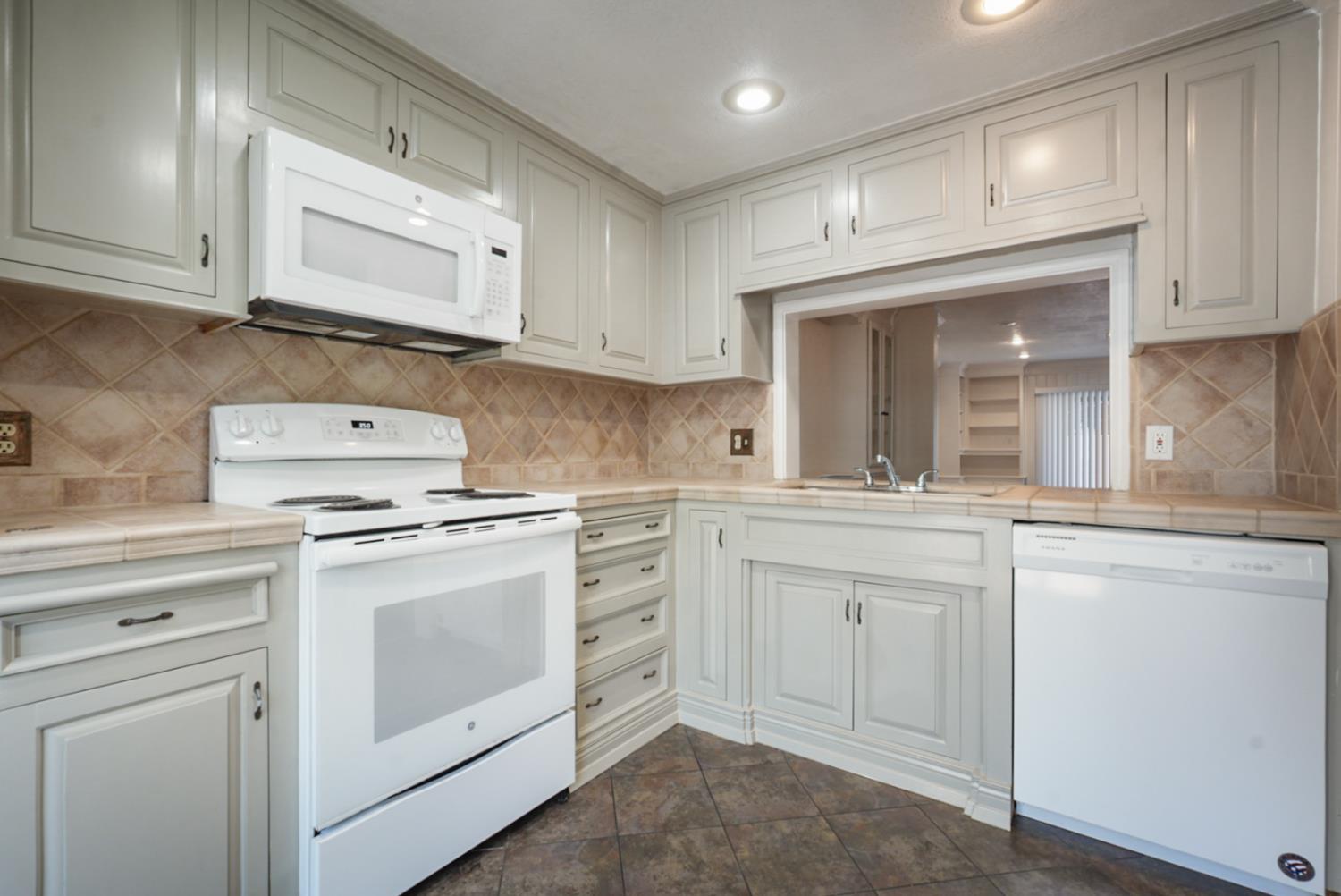 Detail Gallery Image 8 of 28 For 230 W Rumble Rd #B,  Modesto,  CA 95350 - 2 Beds | 1/1 Baths