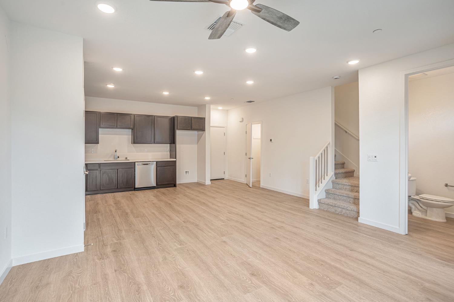 Detail Gallery Image 8 of 42 For 6093 Bridgecross Dr, Sacramento,  CA 95835 - 3 Beds | 2/1 Baths