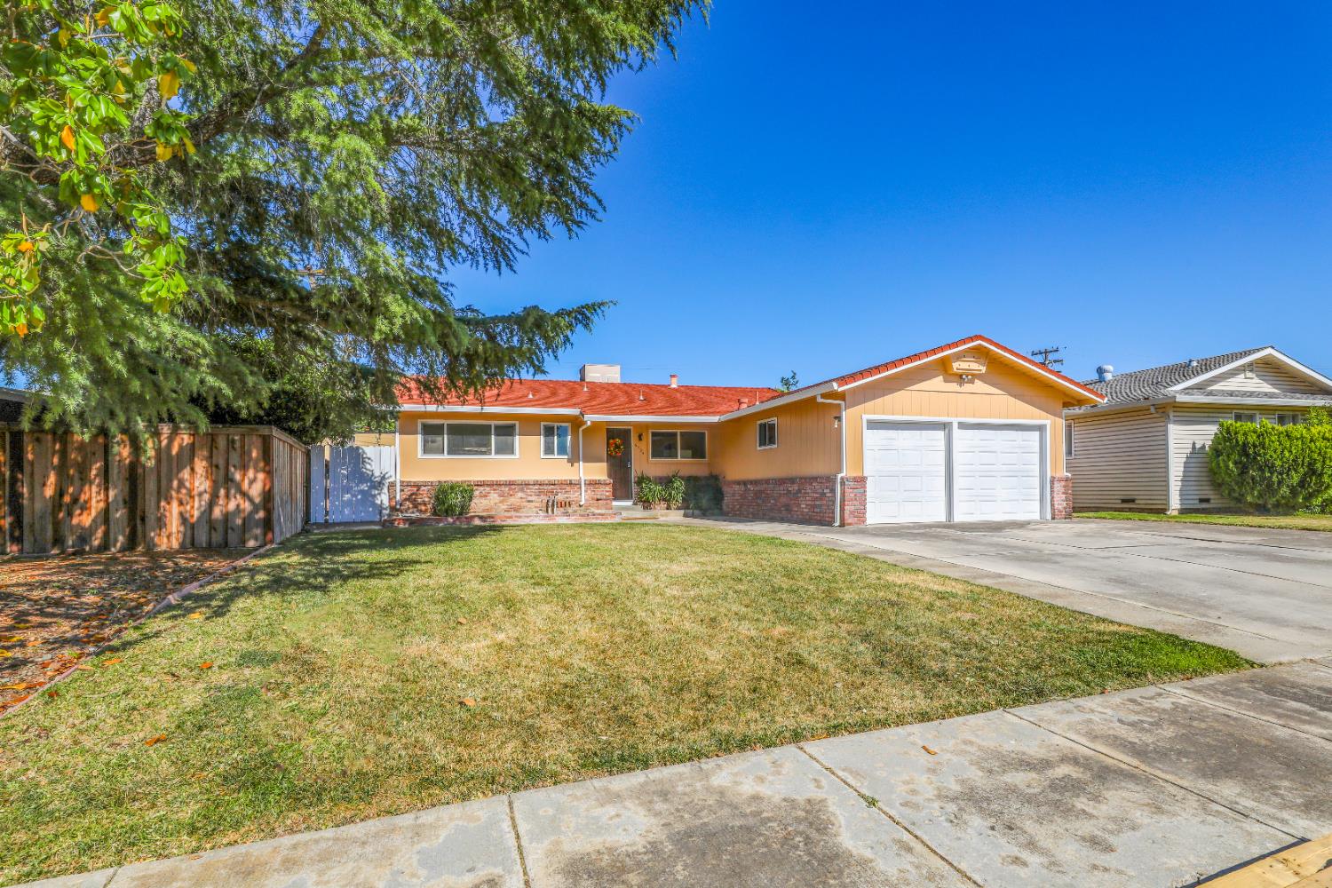 Detail Gallery Image 3 of 40 For 5705 Rickey Drive, Sacramento,  CA 95822 - 3 Beds | 2 Baths