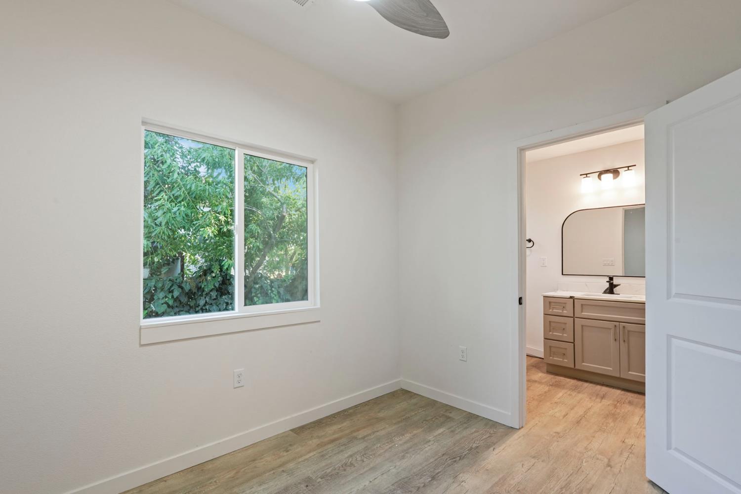 Detail Gallery Image 9 of 33 For 1237 S Commerce St, Stockton,  CA 95206 - 3 Beds | 2 Baths