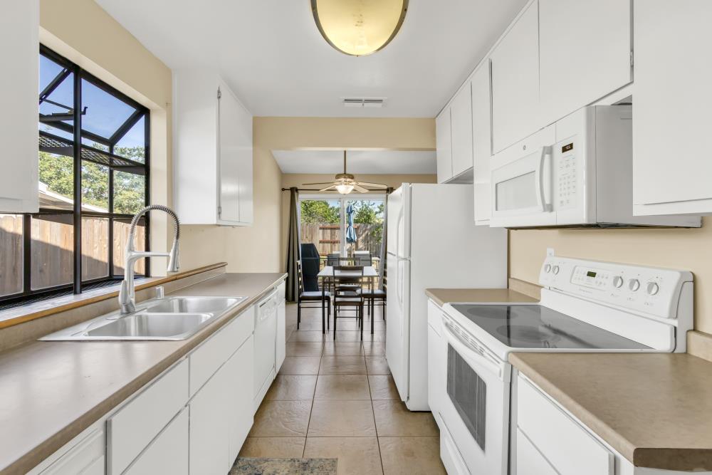 Detail Gallery Image 14 of 55 For 6428 Carmelwood Dr, Citrus Heights,  CA 95621 - 3 Beds | 2 Baths