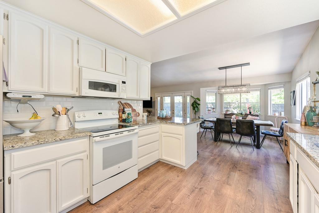 Detail Gallery Image 13 of 38 For 9763 Falcon Meadow, Elk Grove,  CA 95624 - 3 Beds | 2 Baths