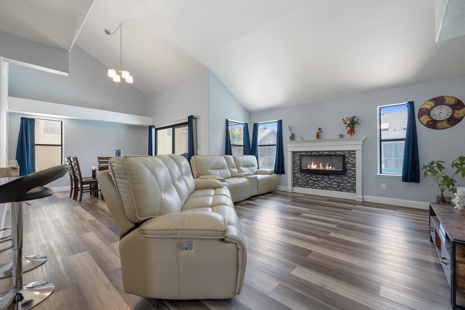 Detail Gallery Image 6 of 44 For 1184 Wood Duck Ct, Manteca,  CA 95337 - 4 Beds | 3 Baths