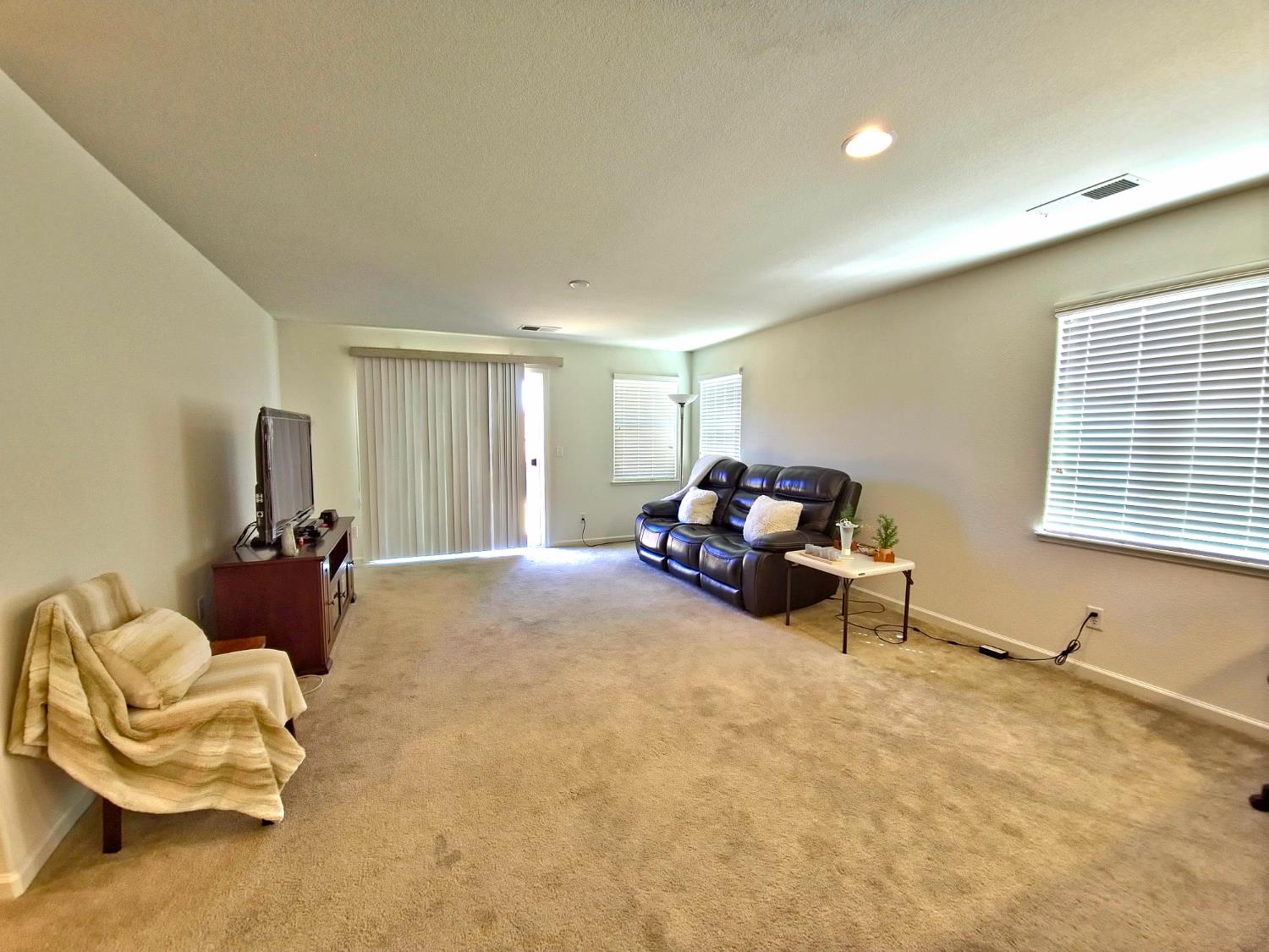 Detail Gallery Image 6 of 18 For 1572 Minories Dr, Olivehurst,  CA 95961 - 3 Beds | 2 Baths