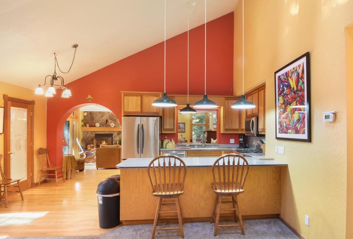 Detail Gallery Image 7 of 42 For 1724 Mohican Dr, South Lake Tahoe,  CA 96150 - 3 Beds | 2/1 Baths