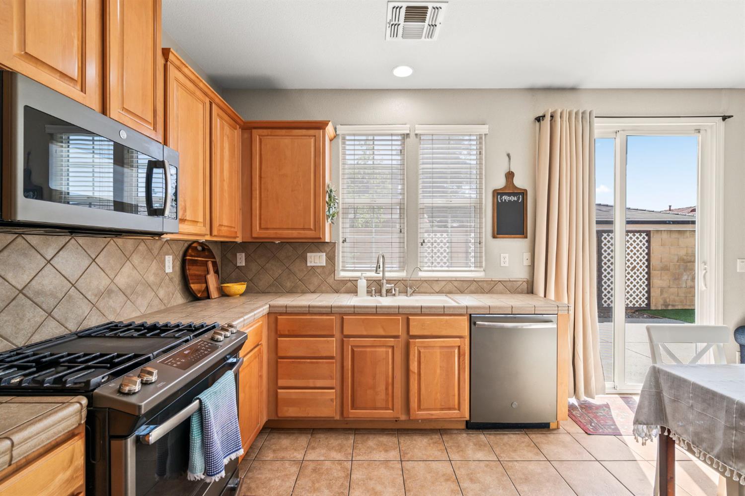 Detail Gallery Image 13 of 34 For 8596 Cortina Cir, Roseville,  CA 95678 - 3 Beds | 2/1 Baths