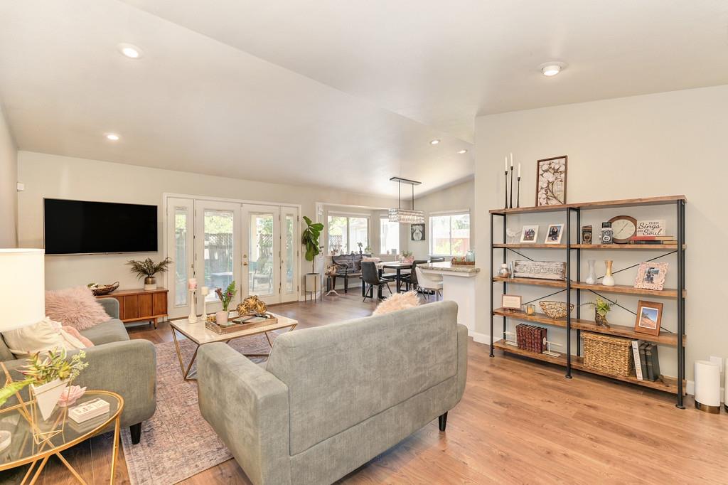 Detail Gallery Image 5 of 38 For 9763 Falcon Meadow, Elk Grove,  CA 95624 - 3 Beds | 2 Baths