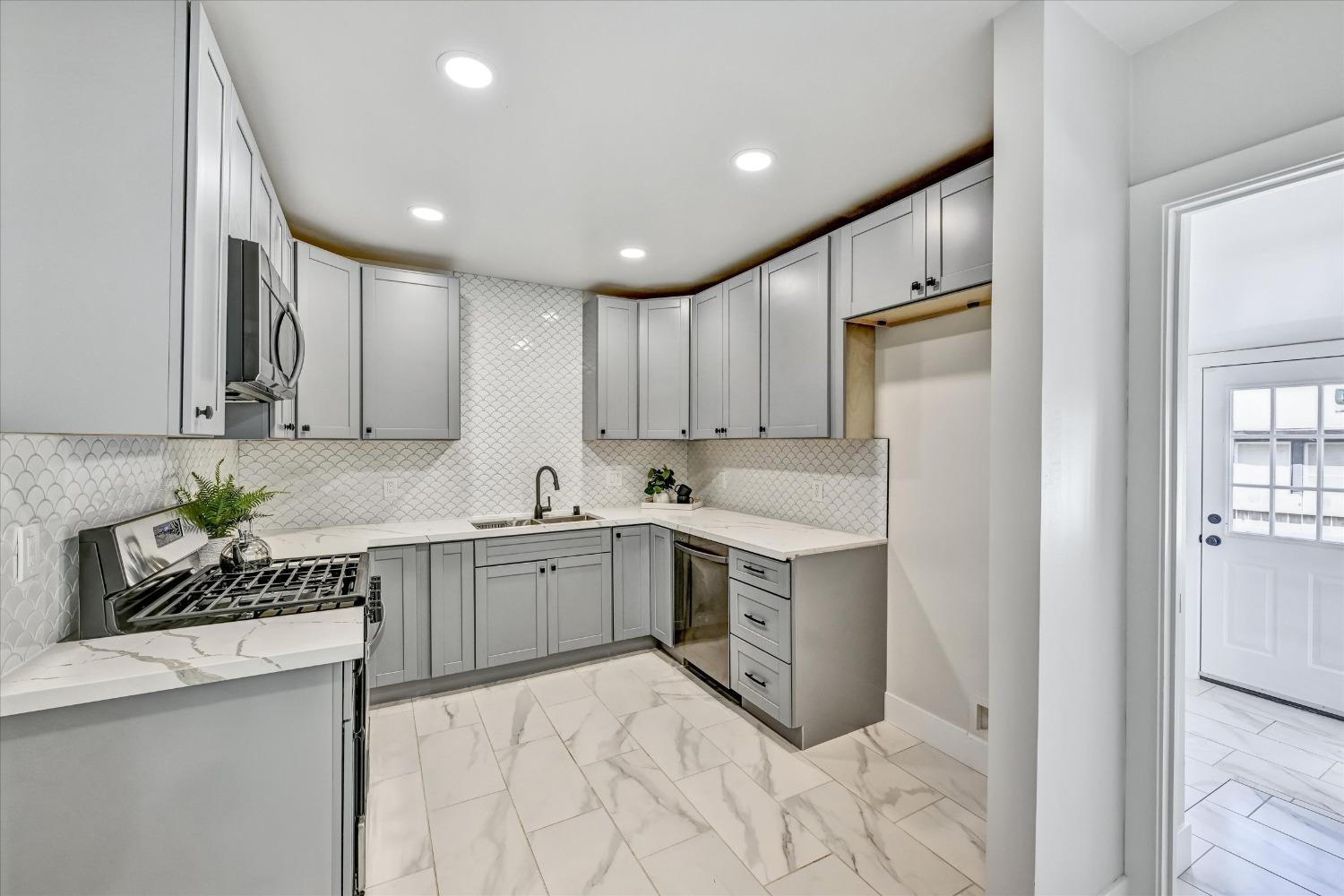 Detail Gallery Image 13 of 32 For 2019 12th St, Sacramento,  CA 95818 - – Beds | – Baths