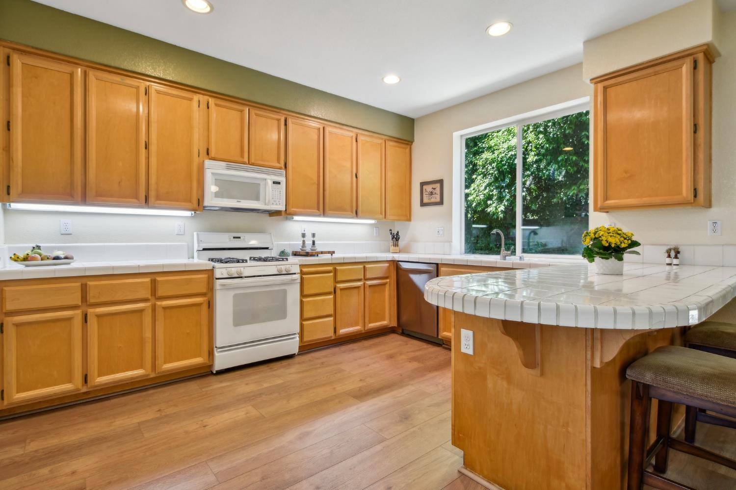 Detail Gallery Image 5 of 53 For 343 Coventry Cir, Folsom,  CA 95630 - 4 Beds | 2/1 Baths