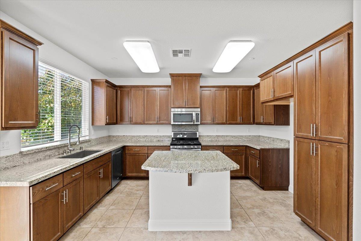 Detail Gallery Image 12 of 37 For 3129 Lennon Dr, Roseville,  CA 95661 - 5 Beds | 3 Baths