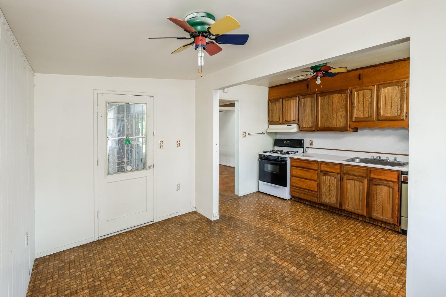 Detail Gallery Image 7 of 17 For 6241 40th Ave, Sacramento,  CA 95824 - 4 Beds | 2 Baths