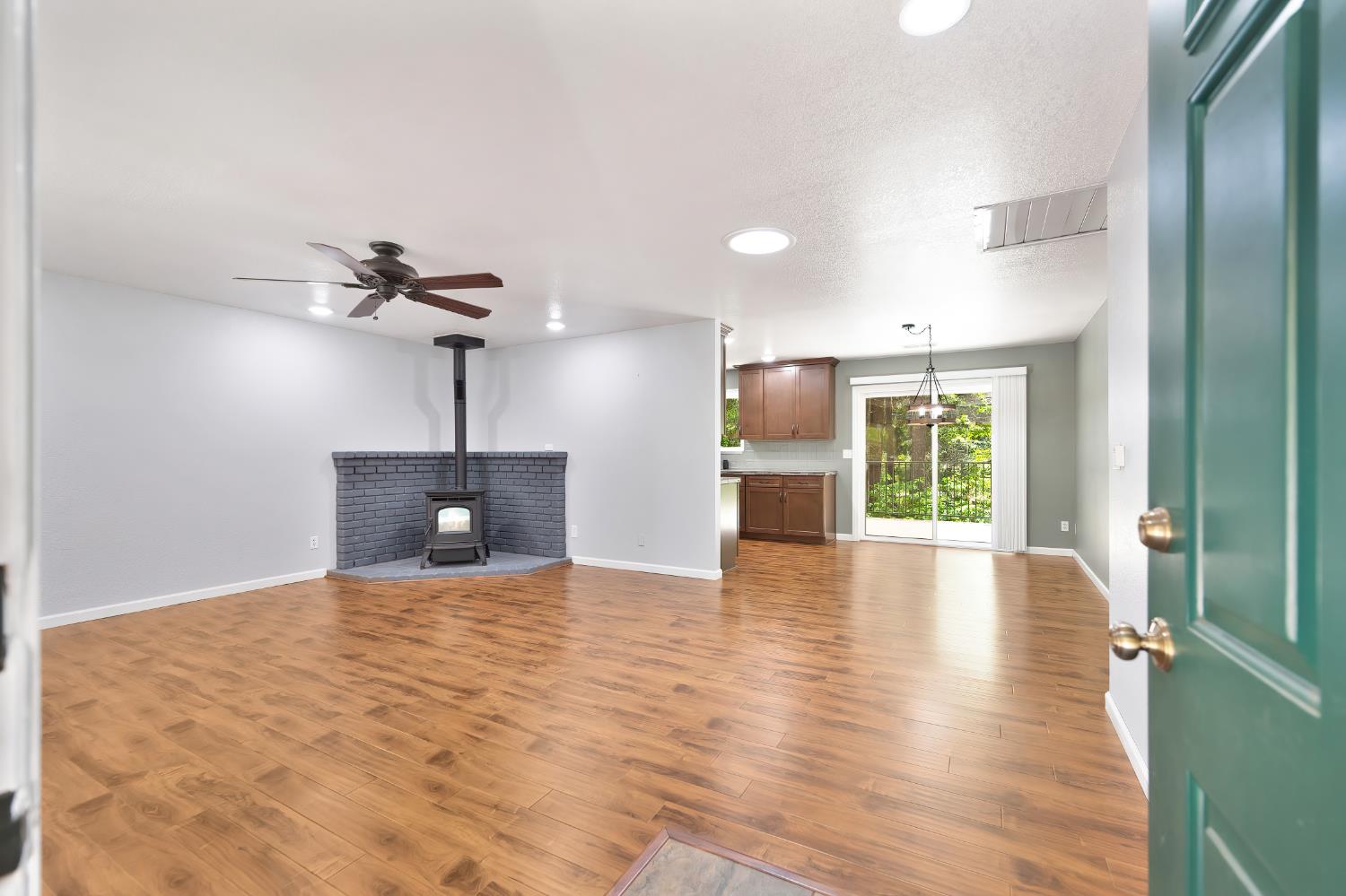 Detail Gallery Image 2 of 36 For 3063 Zinc Dr, Pollock Pines,  CA 95726 - 3 Beds | 2 Baths