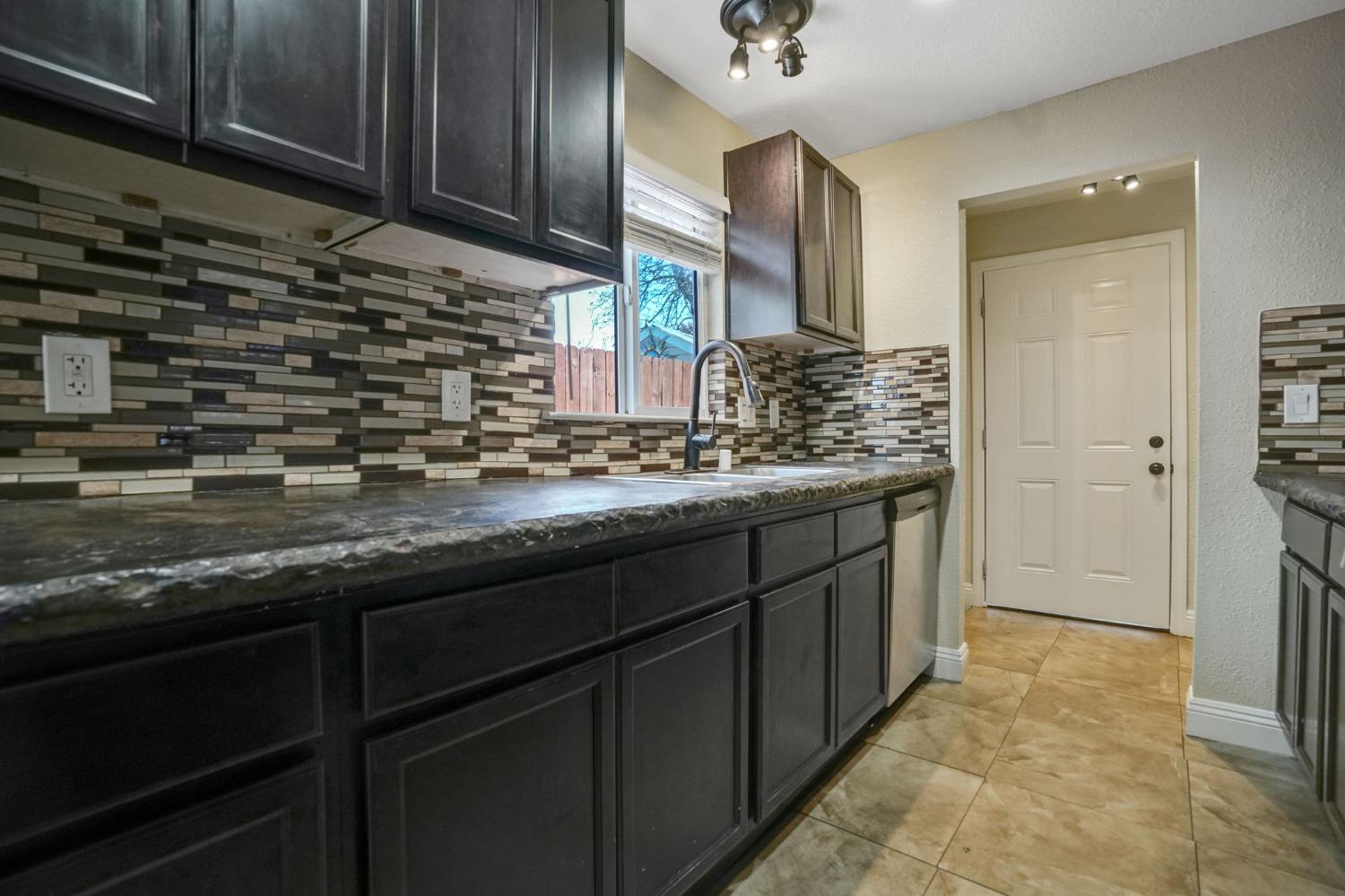 Detail Gallery Image 6 of 21 For 122 Catalpa Ln, Grass Valley,  CA 95945 - 3 Beds | 2 Baths