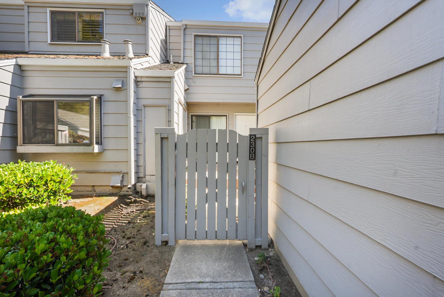Detail Gallery Image 3 of 28 For 230 W Rumble Rd #B,  Modesto,  CA 95350 - 2 Beds | 1/1 Baths