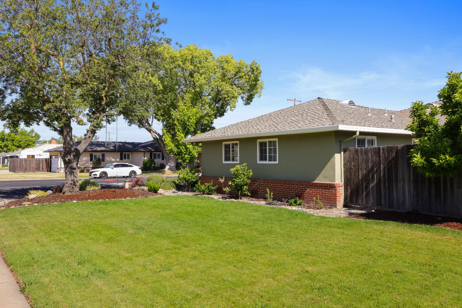 Detail Gallery Image 4 of 36 For 944 S Crescent Ave, Lodi,  CA 95240 - 3 Beds | 1/1 Baths