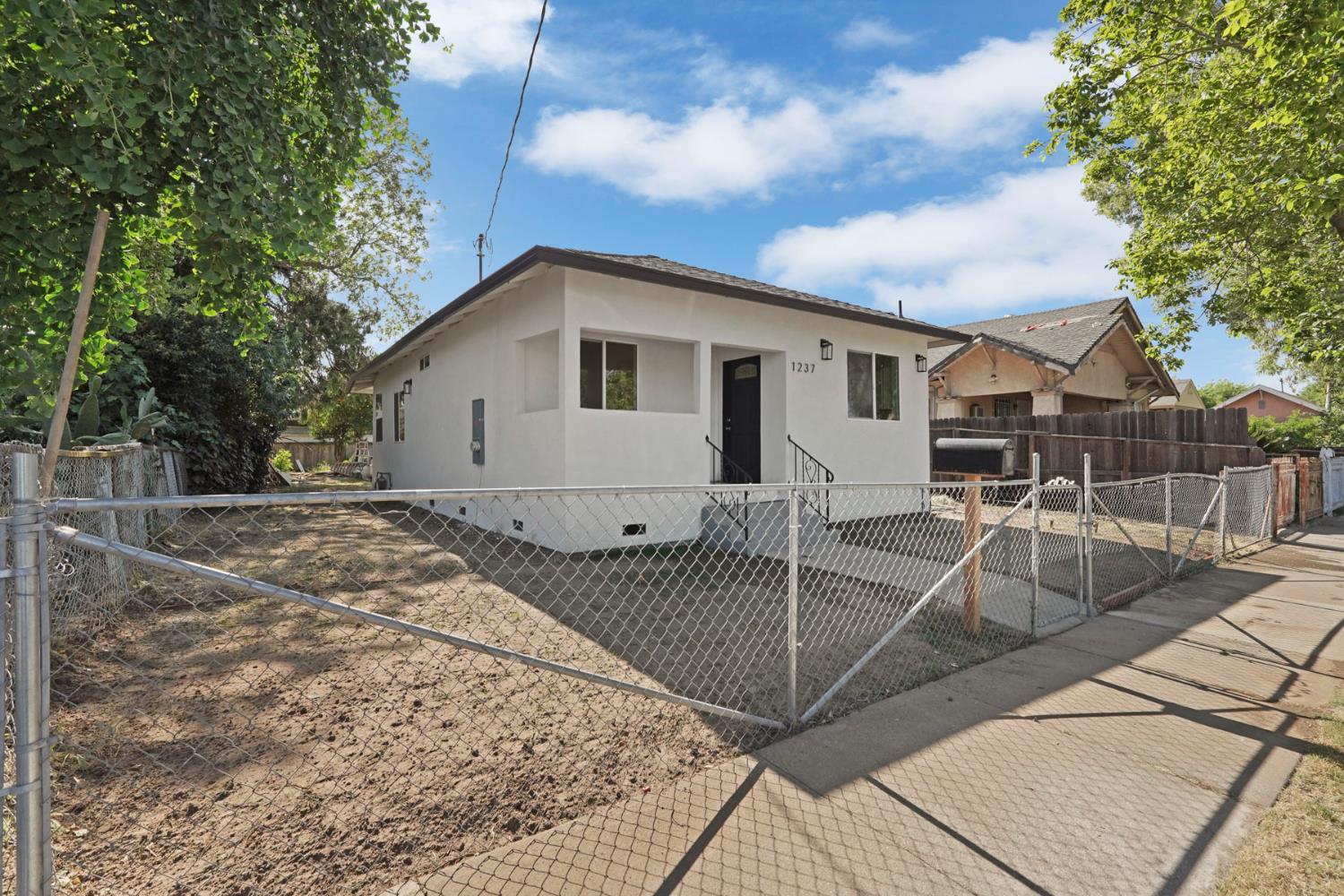 Detail Gallery Image 2 of 33 For 1237 S Commerce St, Stockton,  CA 95206 - 3 Beds | 2 Baths