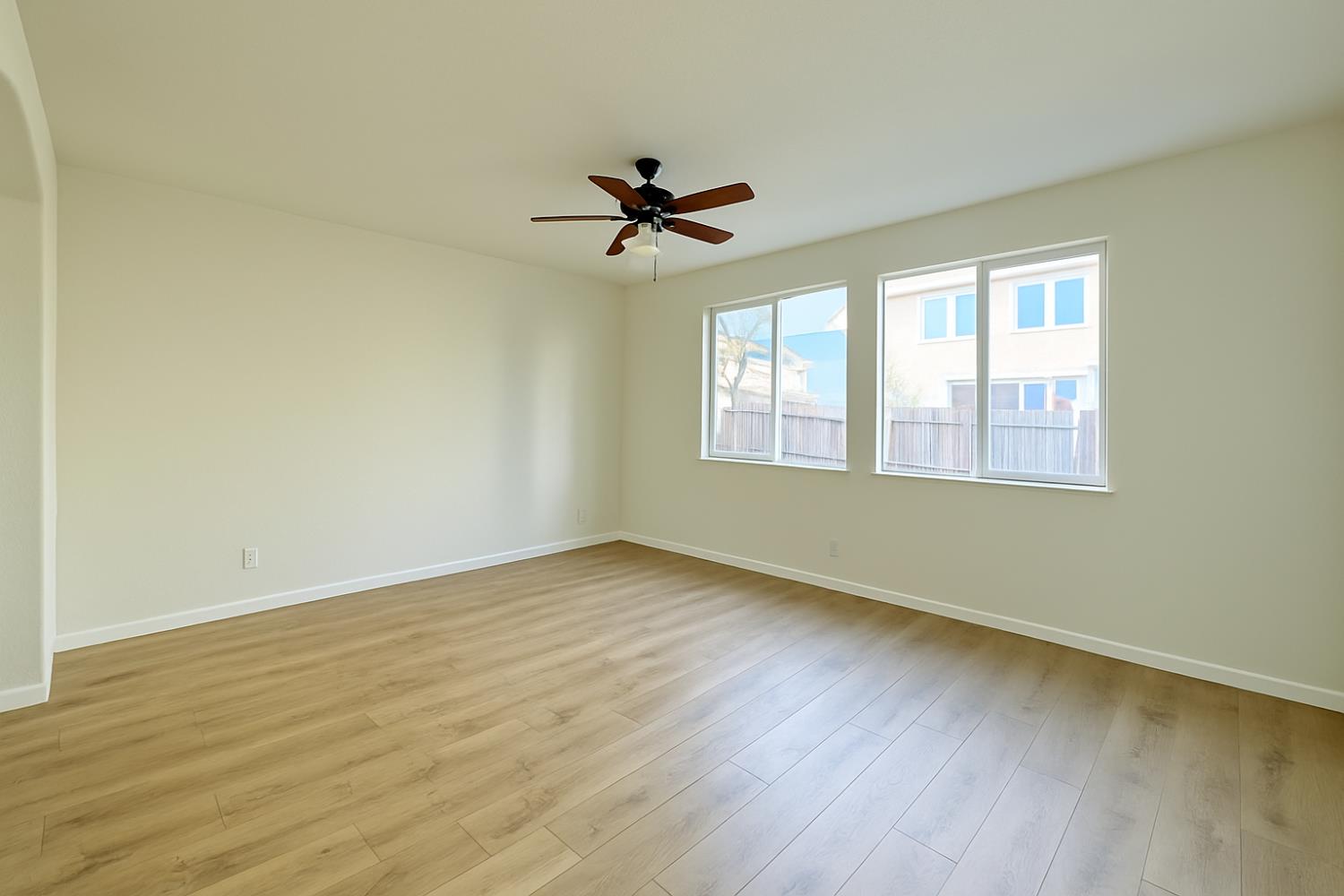 Detail Gallery Image 11 of 24 For 5666 La Casa Way, Sacramento,  CA 95835 - 3 Beds | 2 Baths