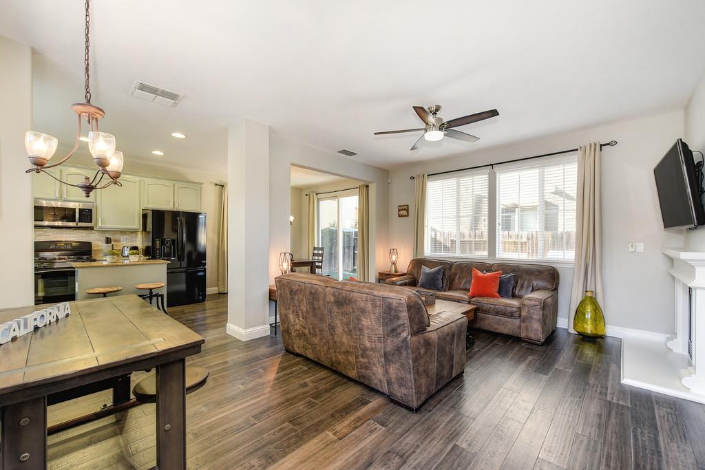 Detail Gallery Image 2 of 38 For 390 Caravaggio Way, Sacramento,  CA 95835 - 3 Beds | 2/1 Baths