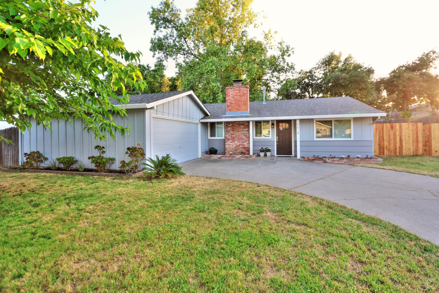 Detail Gallery Image 1 of 20 For 5615 Arlyn Way, Fair Oaks,  CA 95628 - 3 Beds | 1 Baths