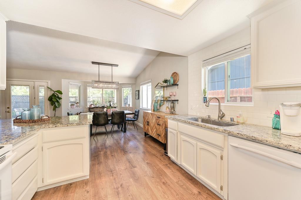 Detail Gallery Image 14 of 38 For 9763 Falcon Meadow, Elk Grove,  CA 95624 - 3 Beds | 2 Baths