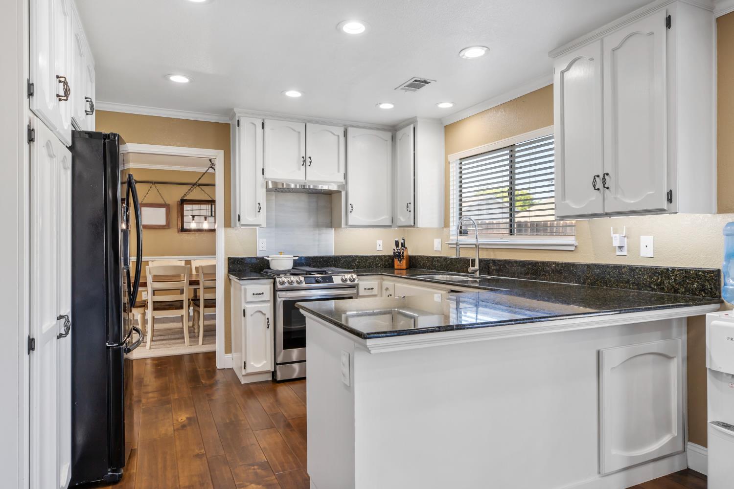 Detail Gallery Image 9 of 38 For 3092 Village Park Ct, Turlock,  CA 95382 - 4 Beds | 2/1 Baths
