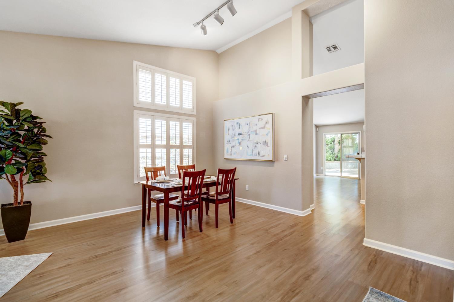 Detail Gallery Image 4 of 47 For 711 Sands Way, Folsom,  CA 95630 - 3 Beds | 2 Baths