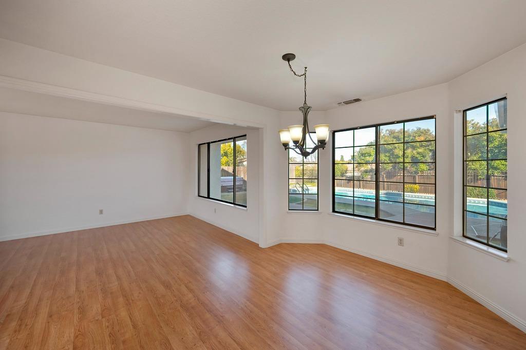 Detail Gallery Image 7 of 32 For 1357 Sun Tree Dr, Roseville,  CA 95661 - 5 Beds | 3 Baths
