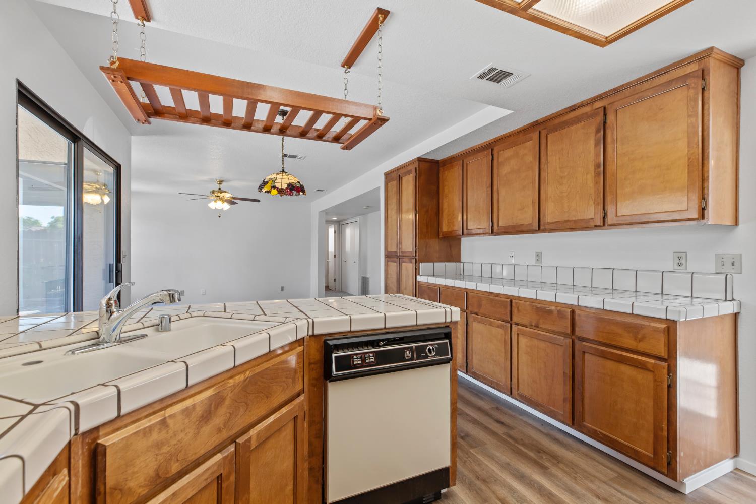 Detail Gallery Image 12 of 42 For 1541 Marazzi Ln, Ceres,  CA 95307 - 4 Beds | 3 Baths