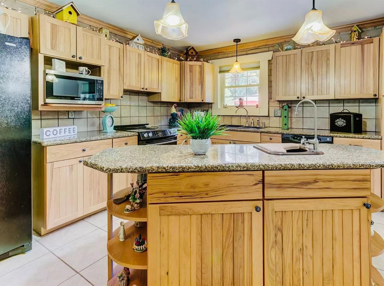 Detail Gallery Image 4 of 51 For 7398 16th St, Rio Linda,  CA 95673 - 3 Beds | 3 Baths