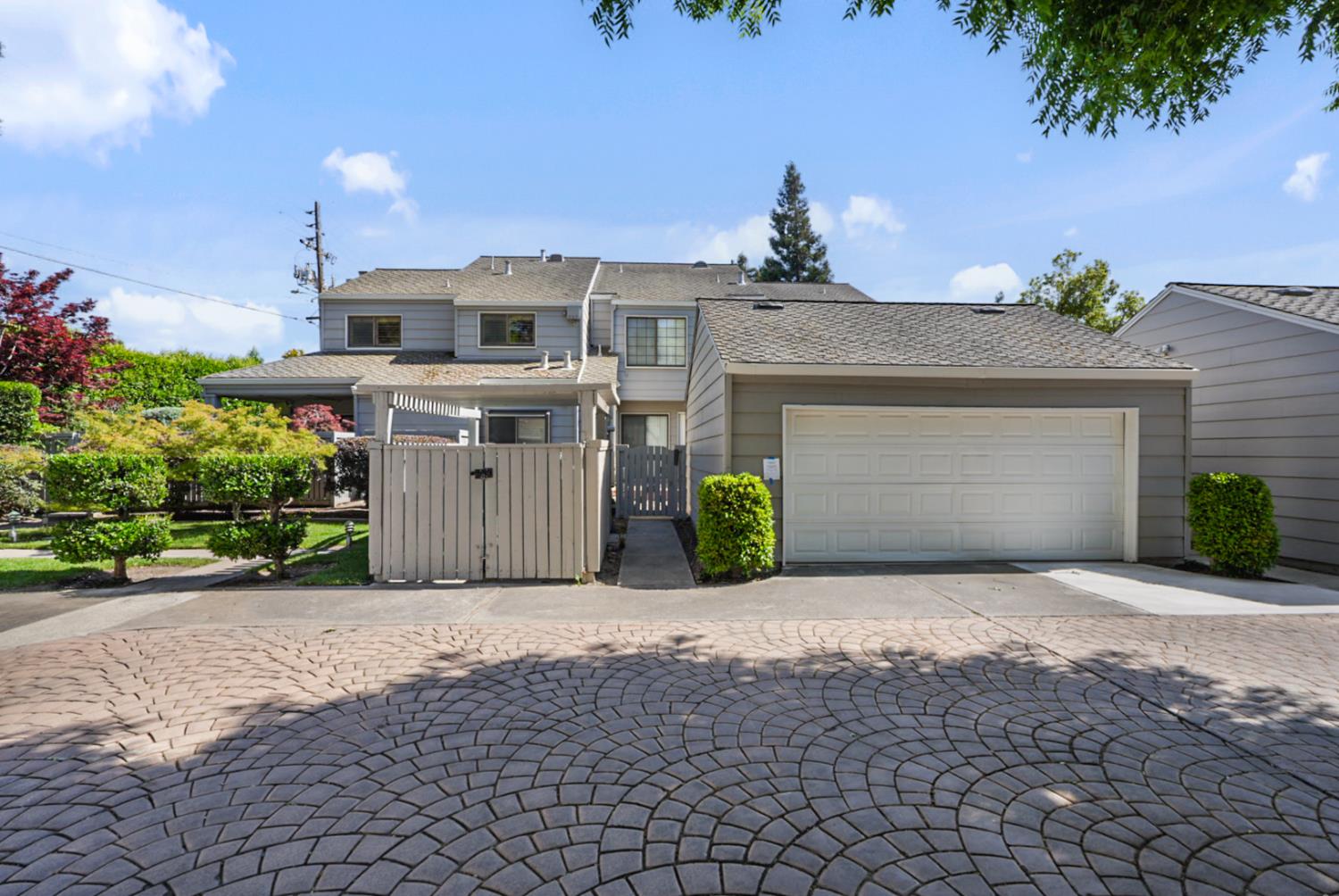 Detail Gallery Image 1 of 28 For 230 W Rumble Rd #B,  Modesto,  CA 95350 - 2 Beds | 1/1 Baths