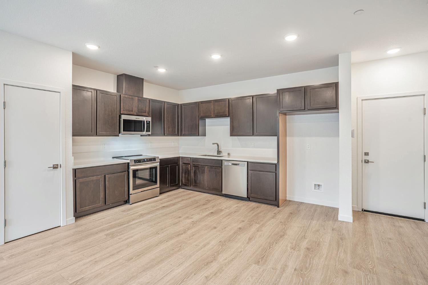 Detail Gallery Image 9 of 42 For 6093 Bridgecross Dr, Sacramento,  CA 95835 - 3 Beds | 2/1 Baths
