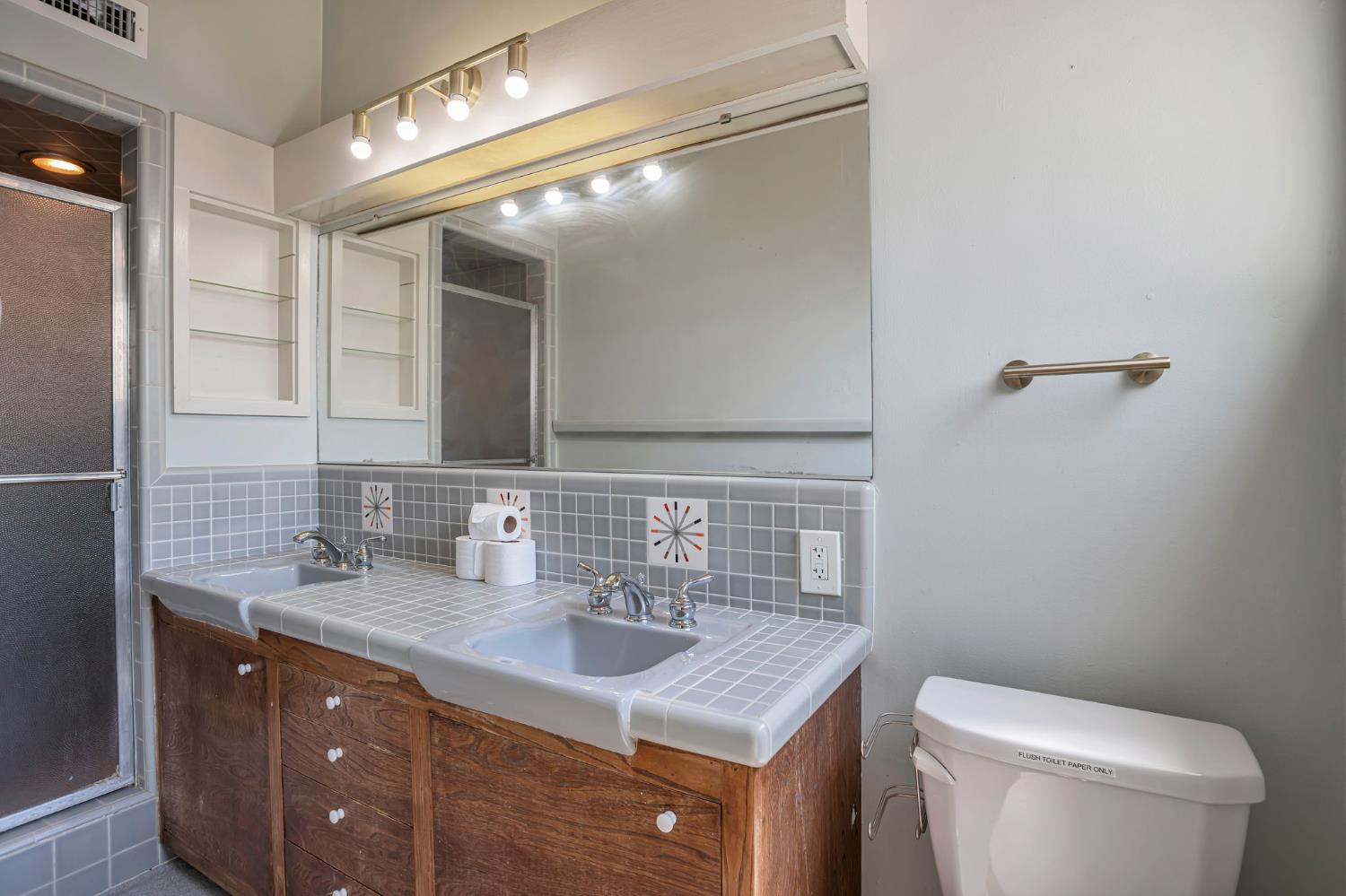 Detail Gallery Image 20 of 28 For 916 B St, Davis,  CA 95616 - 3 Beds | 3 Baths