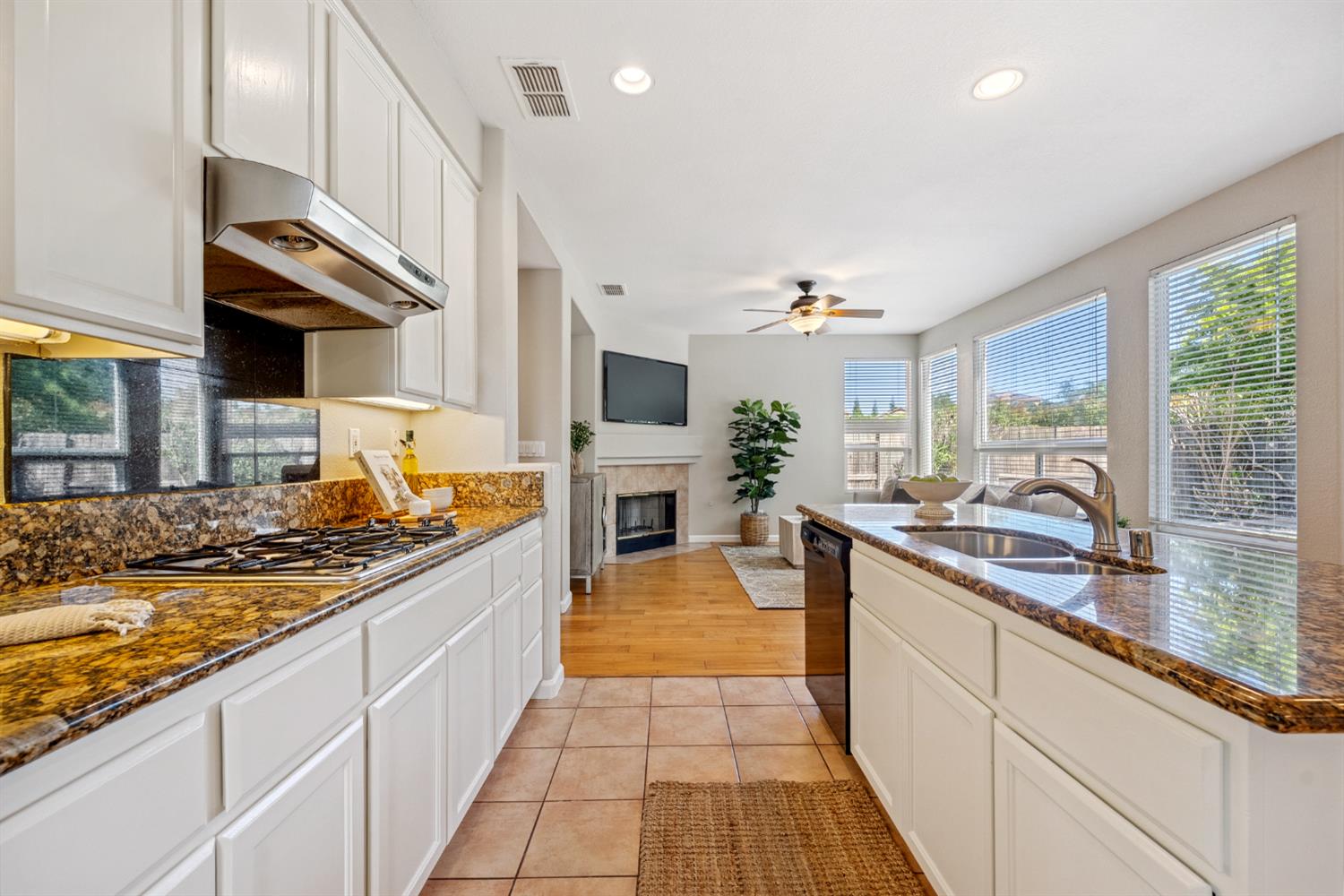 Detail Gallery Image 13 of 48 For 3234 Europa St, Roseville,  CA 95661 - 5 Beds | 3 Baths