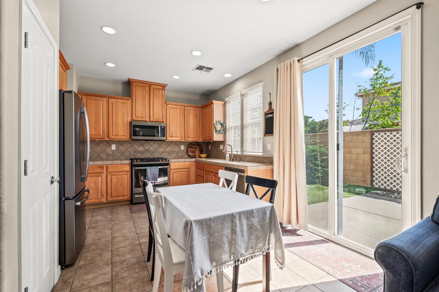 Detail Gallery Image 10 of 34 For 8596 Cortina Cir, Roseville,  CA 95678 - 3 Beds | 2/1 Baths
