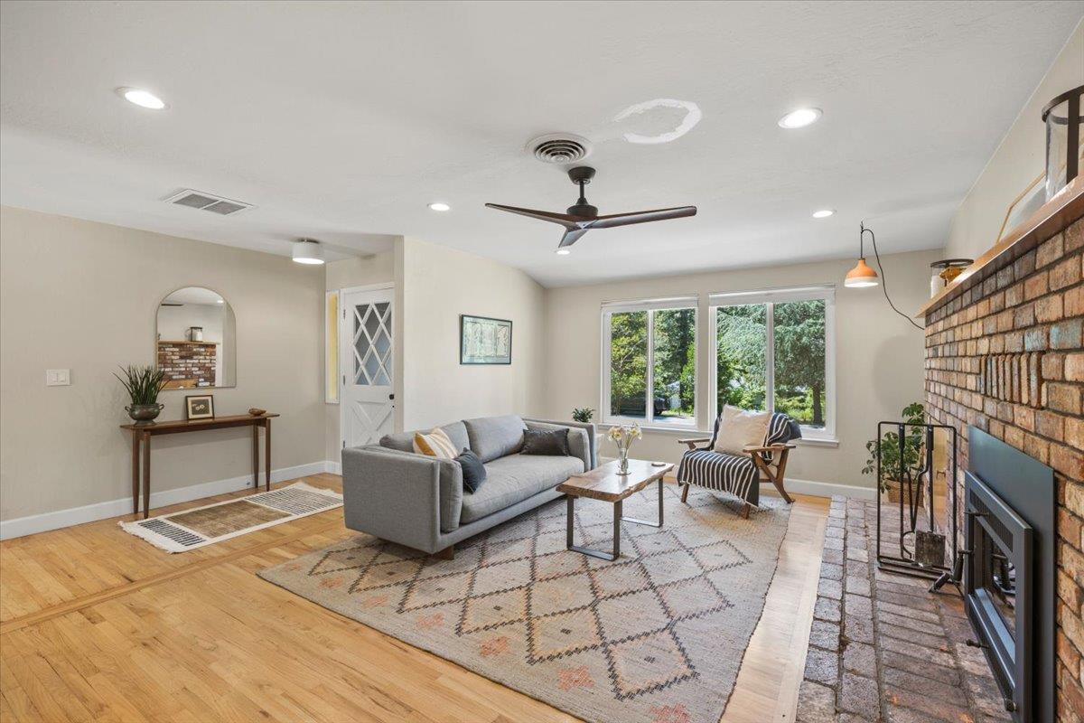Detail Gallery Image 8 of 41 For 13409 Evergreen Dr, Nevada City,  CA 95959 - 3 Beds | 3 Baths