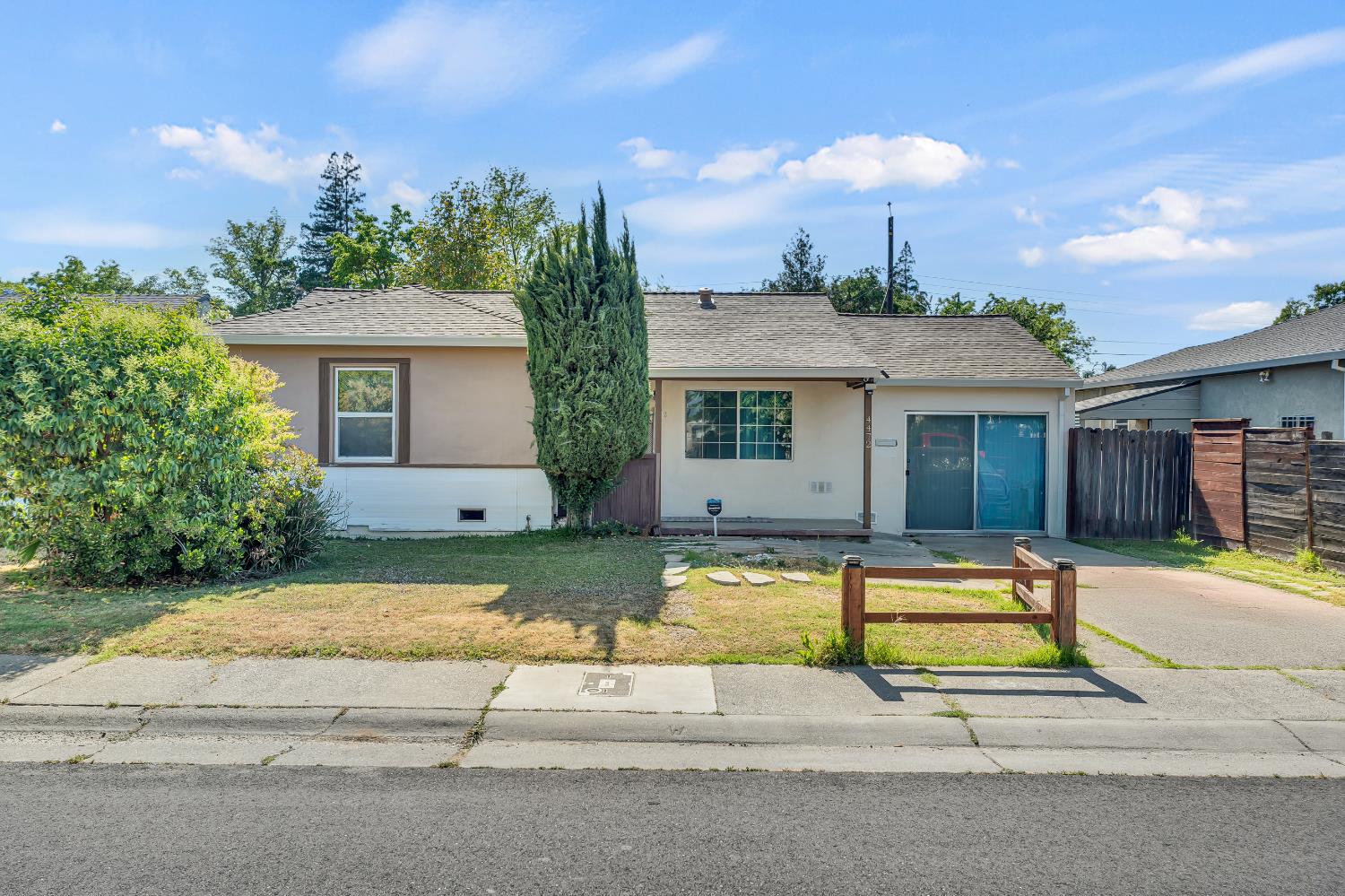 Detail Gallery Image 1 of 29 For 4472 El Cerrito Way, Sacramento,  CA 95820 - 2 Beds | 1 Baths