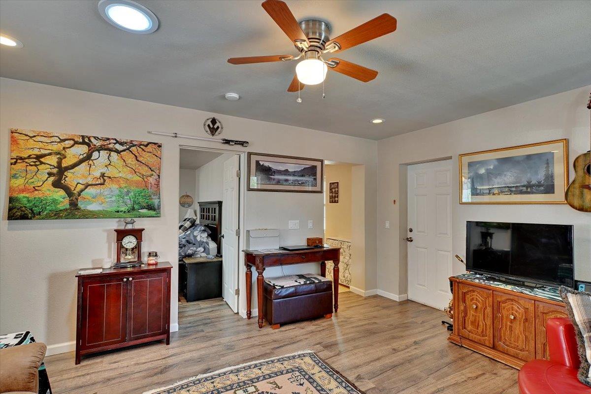 Detail Gallery Image 8 of 44 For 381 Foresthill Ave, Auburn,  CA 95603 - 3 Beds | 2 Baths