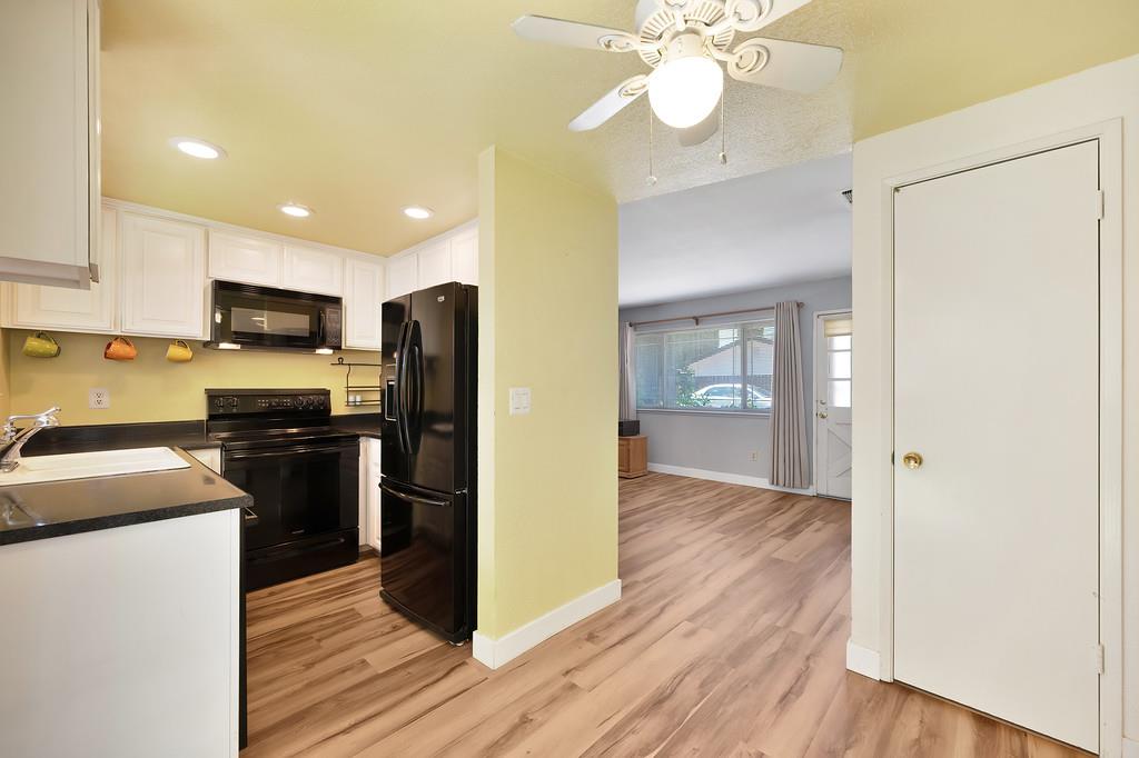 Detail Gallery Image 12 of 34 For 4030 Grover Ct, Carmichael,  CA 95608 - 3 Beds | 2 Baths