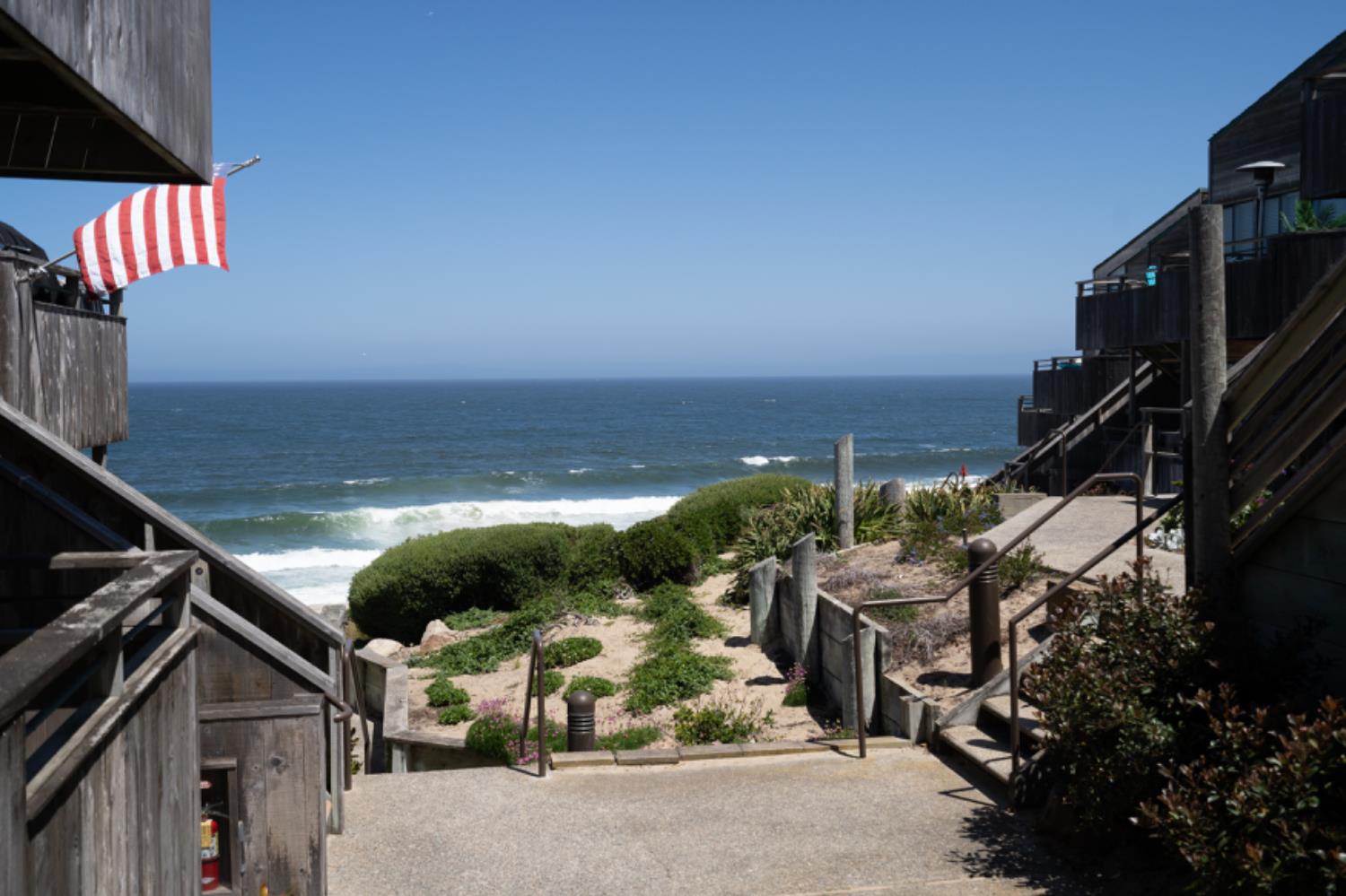 Detail Gallery Image 2 of 16 For 1 Surf Way #108,  Monterey,  CA 93940 - 1 Beds | 1 Baths