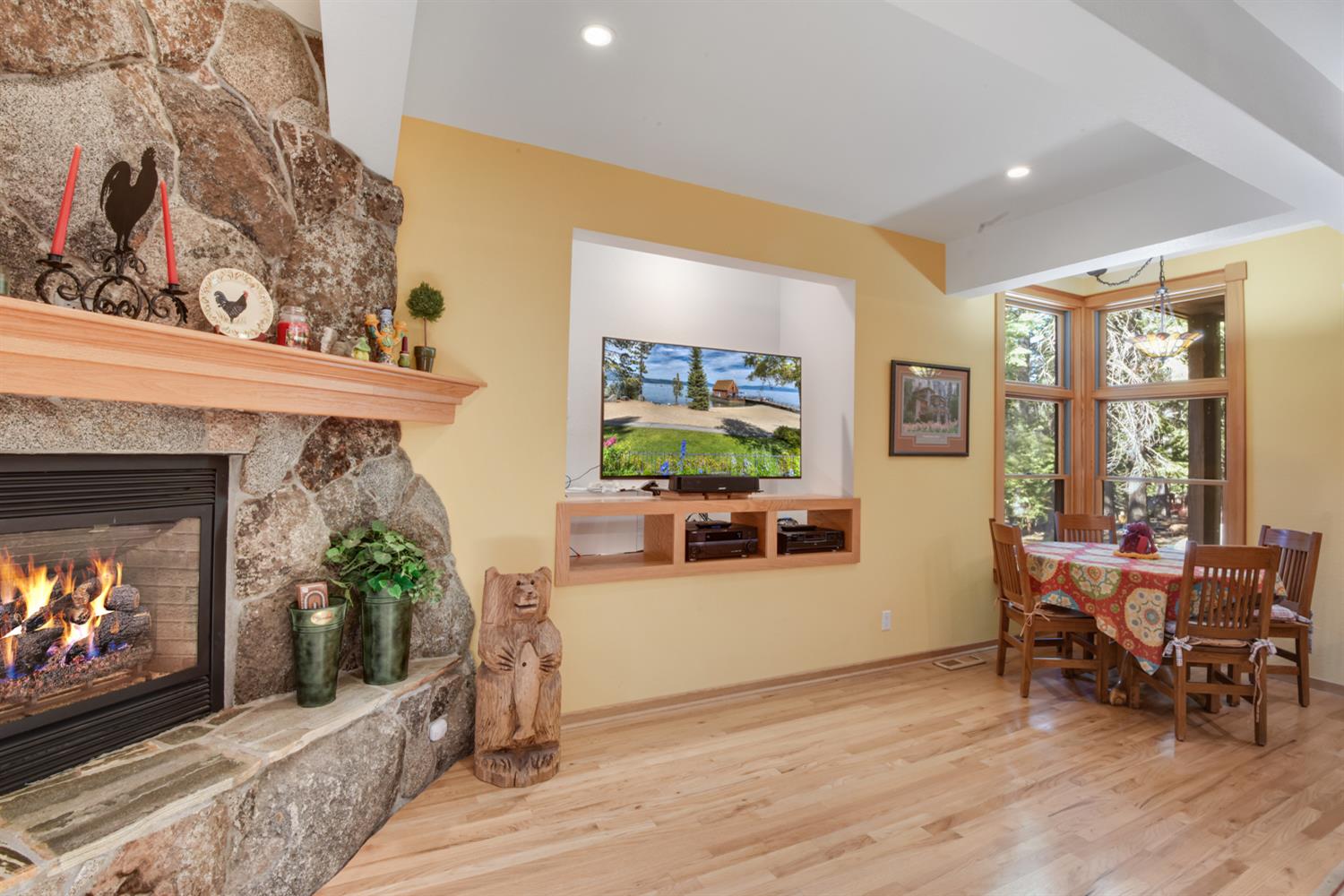 Detail Gallery Image 15 of 42 For 1724 Mohican Dr, South Lake Tahoe,  CA 96150 - 3 Beds | 2/1 Baths
