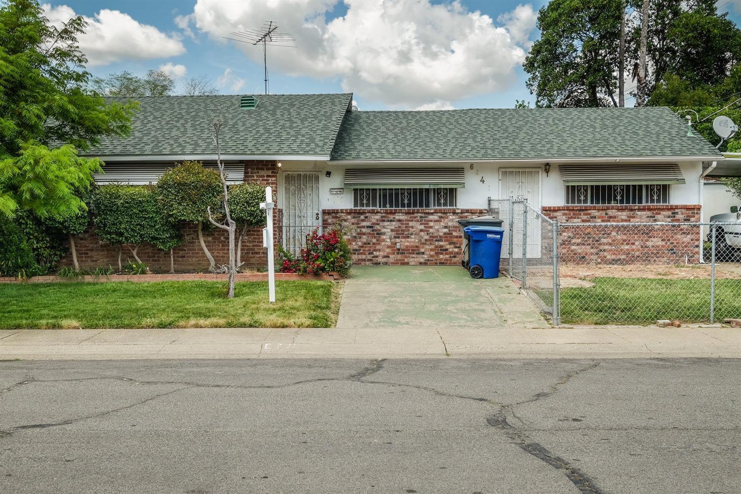 Detail Gallery Image 1 of 17 For 6241 40th Ave, Sacramento,  CA 95824 - 4 Beds | 2 Baths