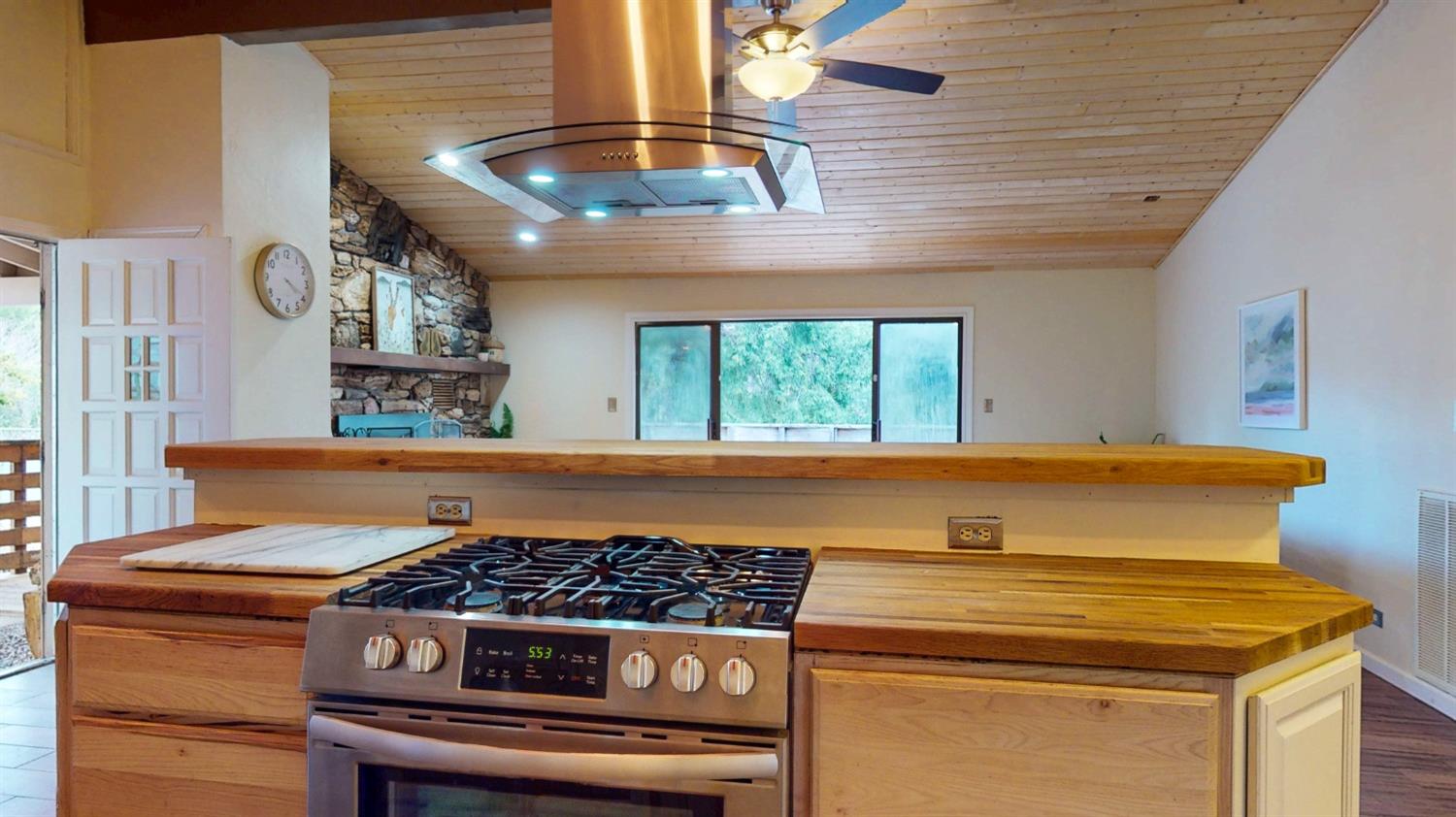 Detail Gallery Image 7 of 25 For 10128 Mills Rd, Grass Valley,  CA 95945 - 2 Beds | 2 Baths