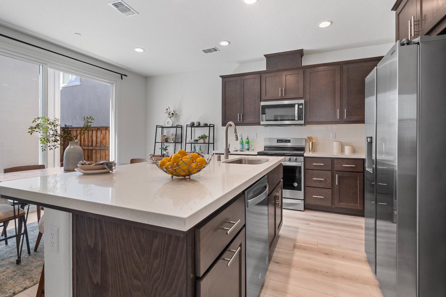 Detail Gallery Image 9 of 39 For 2372 Garden Farms Ave, Lathrop,  CA 95330 - 4 Beds | 3 Baths